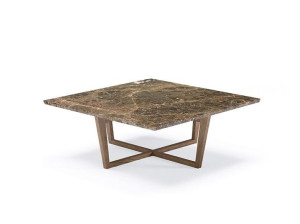 Низкий квадратный журнальный столик с мраморной столешницей