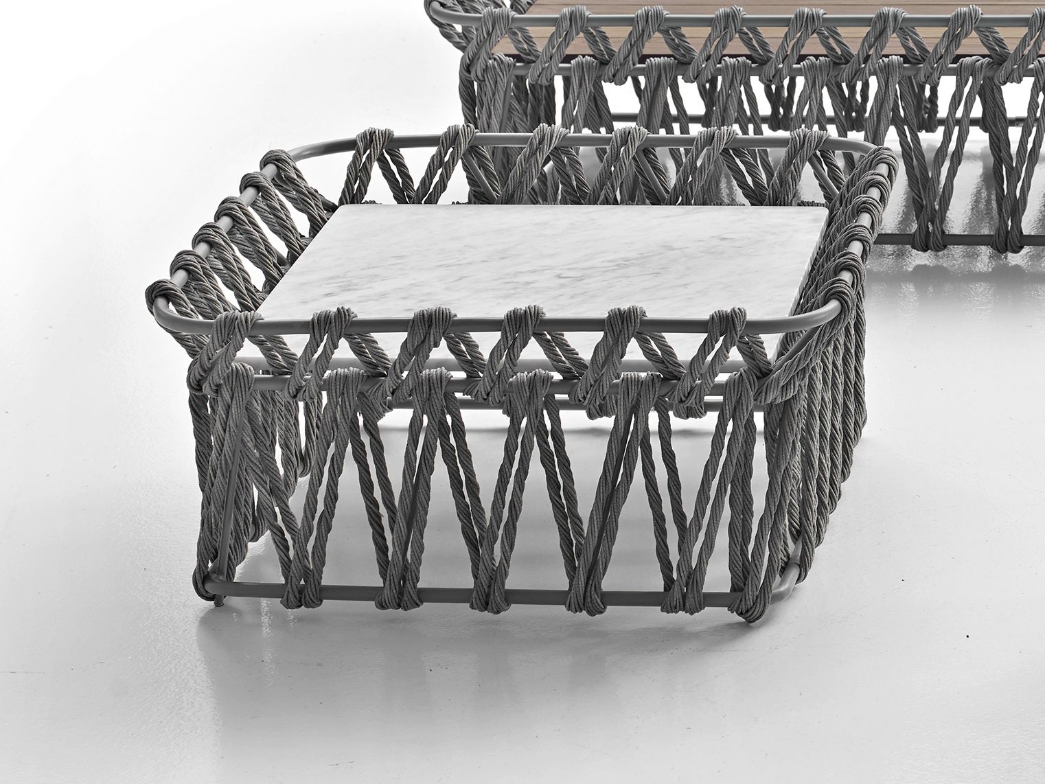 Квадратный журнальный столик из мрамора и полиэтиленовых волокон B&B Italia Outdoor Butterfly ARCH-00000167