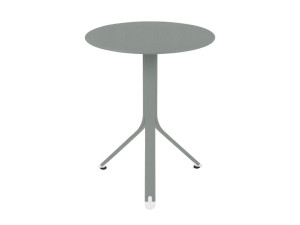 Круглый металлический садовый стол