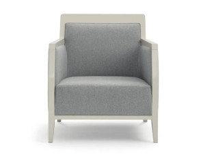 Кресло из бука с подлокотниками