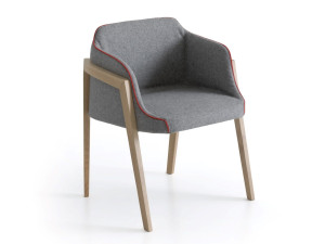 Мягкое кресло с деревянной рамой