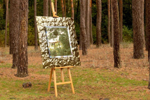 Квадратное настенное зеркало с рамкой