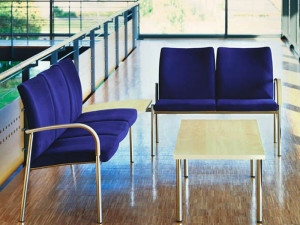 Тканевое кресло с подлокотниками