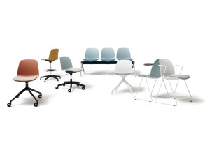 Офисное кресло из полипропилена с колесами на насесте