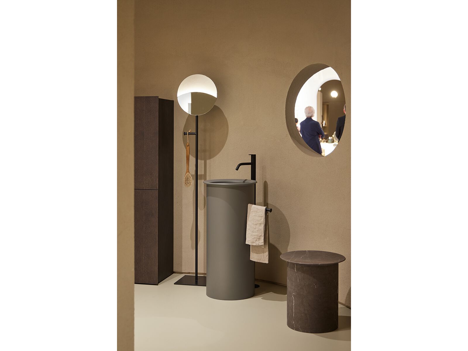 Круглое напольное зеркало для ванной комнаты Inbani Edge ARCH-00018450 - Вид №1