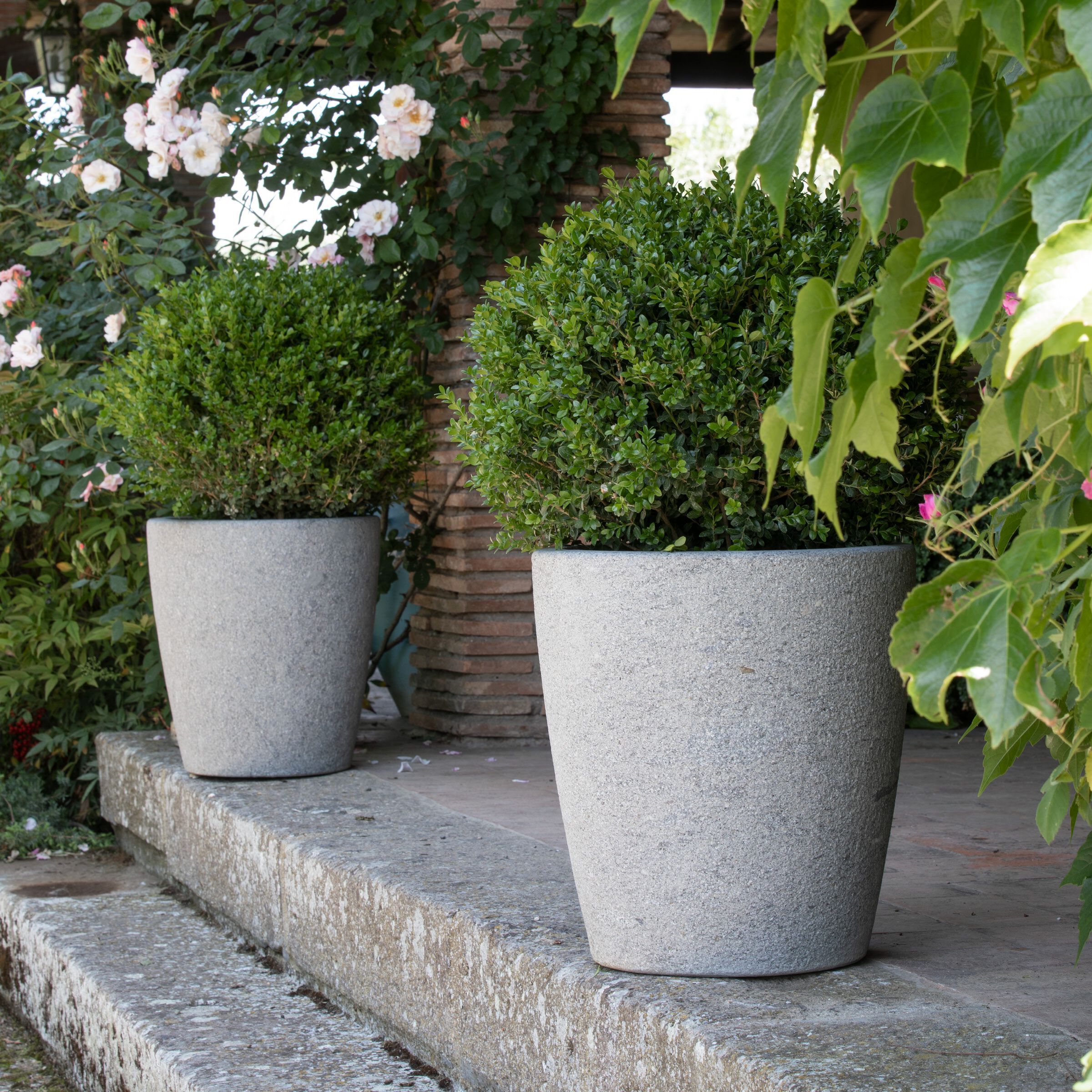 Круглый садовый горшок из пеперино VELTHA® Atrium ARCH-00072171 - Вид №1