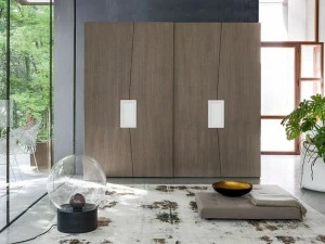 Devina Nais Шкаф с наклонными раздвижными дверцами из массива дерева Zero.16