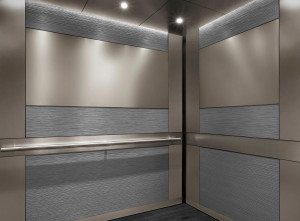 FSRT712 Интерьер лифта Levele-102 с индивидуальной компоновкой панелей; основные панели из клееного алюминия с естественной патиной и рисунком травы; центральные и боковые акцентные панели из плавленого нейзильбера, отделка «морской камень»; поручень из с