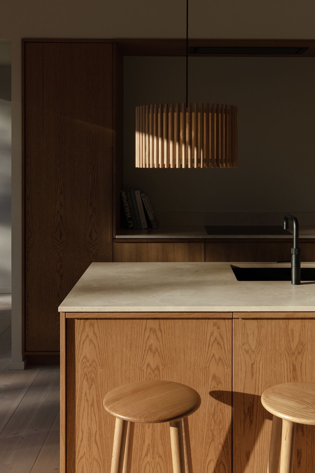 Высокий дубовый стул с подставкой для ног UMAGE светская львица ARCH-00128096 - Вид №4