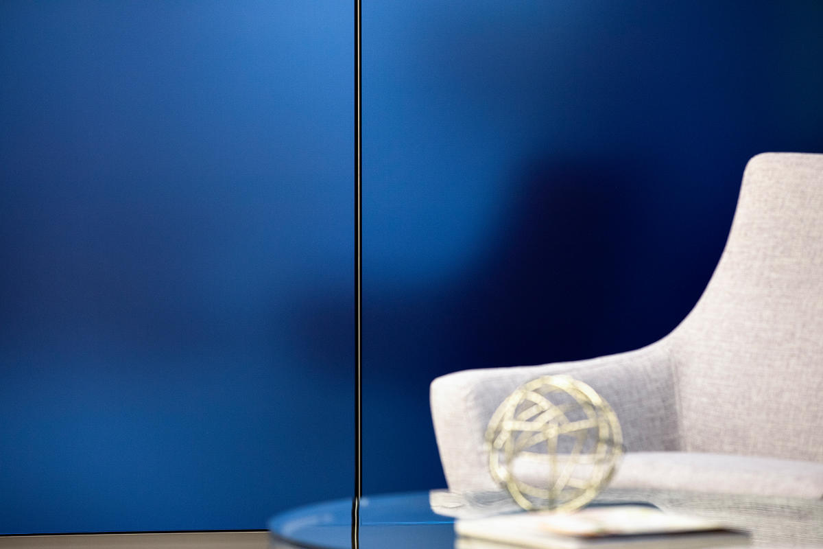 FSRT645 Система обшивки стен Levelr с панелями из вивихромного хромового стекла с прослойкой индивидуального цвета, показанная в конфигурации «отражающий» с отделкой pearlex +, нержавеющая сталь с отделкой «горный хрусталь» и открывающиеся ребра из нержав Forms-surfaces  - Вид №23