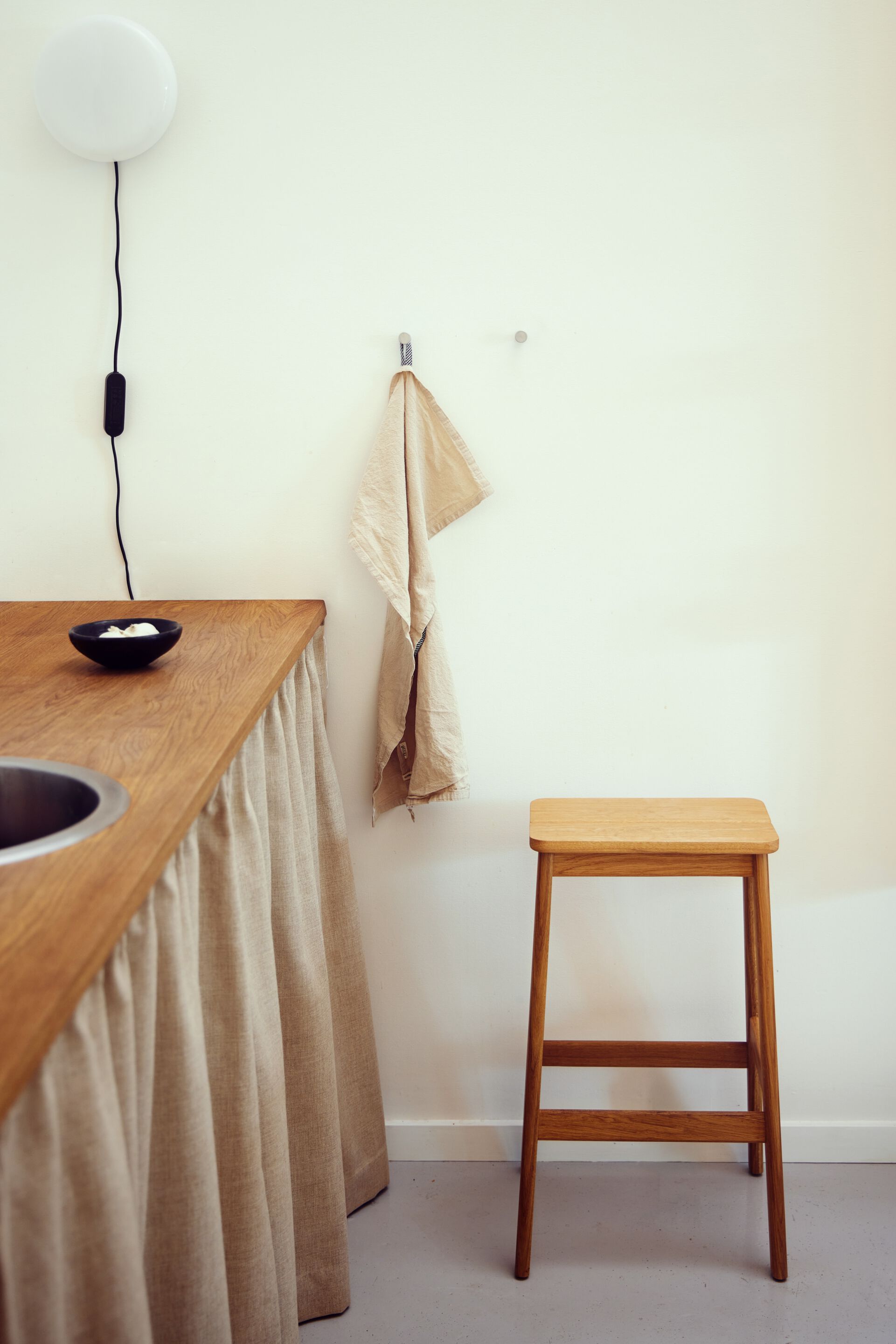 Высокий дубовый стул с подставкой для ног Form & Refine Angle ARCH-00032579 - Вид №2