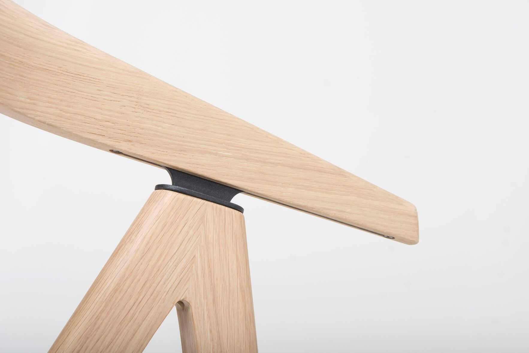 Дубовый стул с подлокотниками с открытой спинкой Gazzda Ava ARCH-00111958 - Вид №5