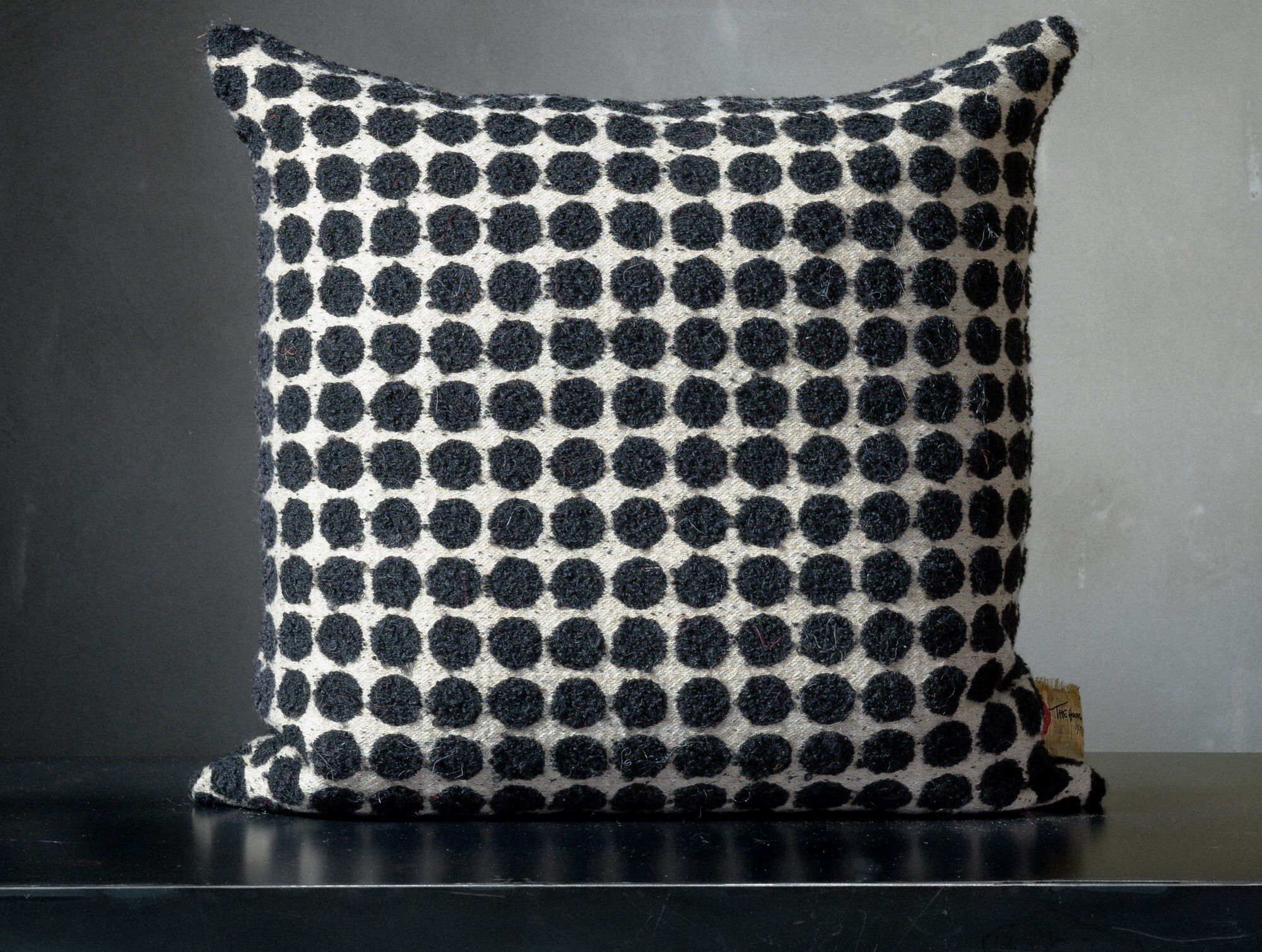 Квадратная шерстяная подушка The House of Lyria ARMOISE ARCH-00076445