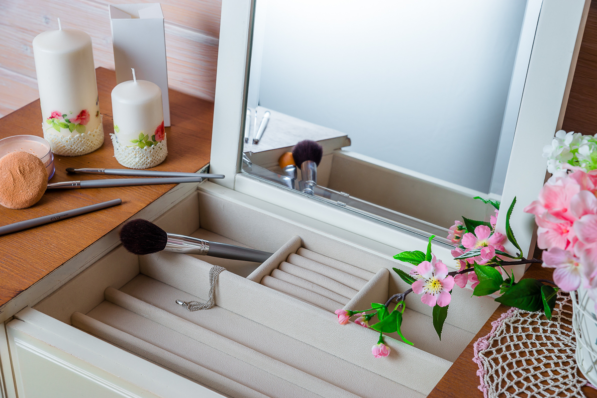 Туалетный столик с зеркалом и ящиками белый Mobilier de Maison ДОМАШНЯЯ ОБСТАНОВКА MOBILIER DE MAISON, ПОД СТАРИНУ 017195 Белый Santreyd  - Вид №3