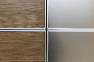 FSRT730 Интерьер лифта Levele-103 с панелями из нержавеющей стали с отделкой из каймового камня и изготовленным по индивидуальному заказу ламинатом в центре матери и ребенка в больнице Abbott Northwestern и детской больнице, Миннеаполис, Миннесота Forms-s