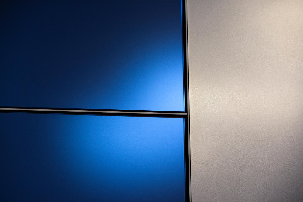 FSRT645 Система обшивки стен Levelr с панелями из вивихромного хромового стекла с прослойкой индивидуального цвета, показанная в конфигурации «отражающий» с отделкой pearlex +, нержавеющая сталь с отделкой «горный хрусталь» и открывающиеся ребра из нержав Forms-surfaces  - Вид №20