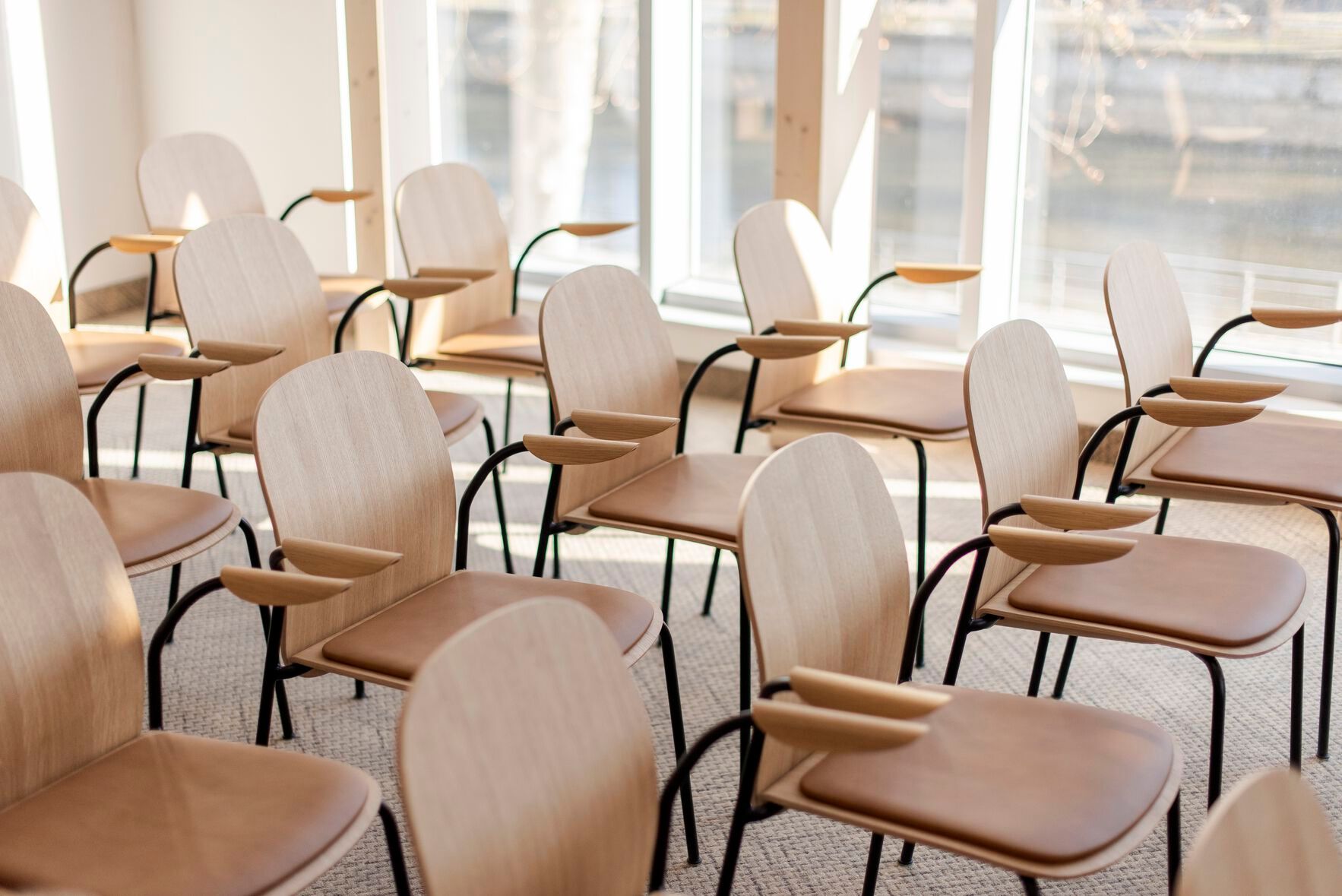 Штабелируемый стул из грецкого ореха с подлокотниками Gazzda Book ARCH-00126870 - Вид №7