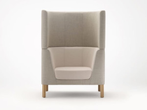 Тканевое кресло с высокой спинкой