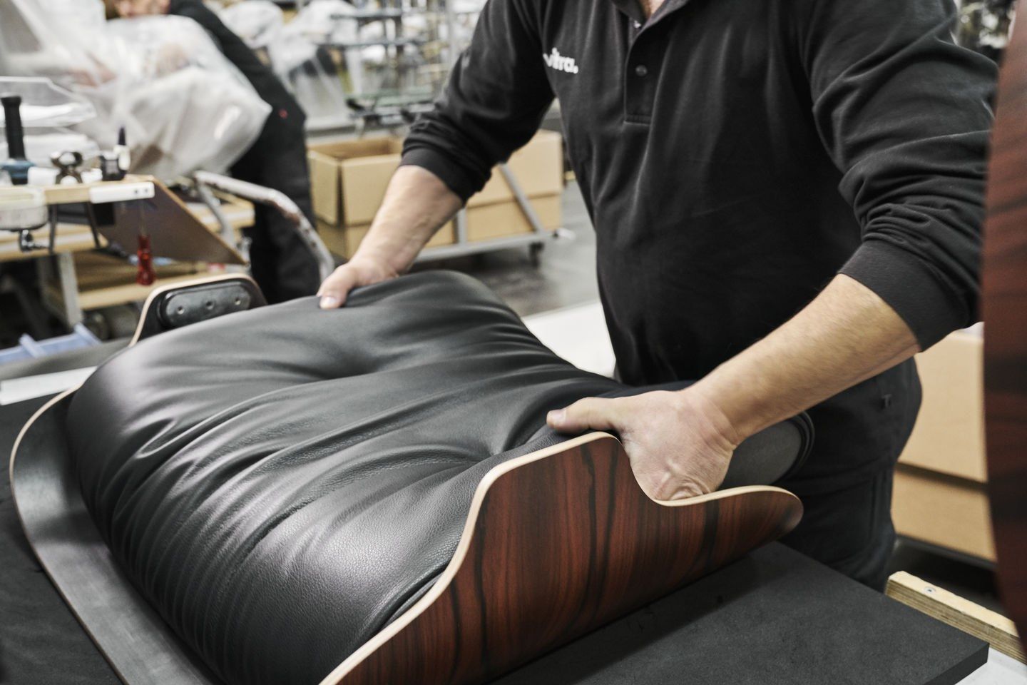 Кожаное вращающееся кресло с подлокотниками VITRA Eames Lounge Chair ARCH-00109556 - Вид №6