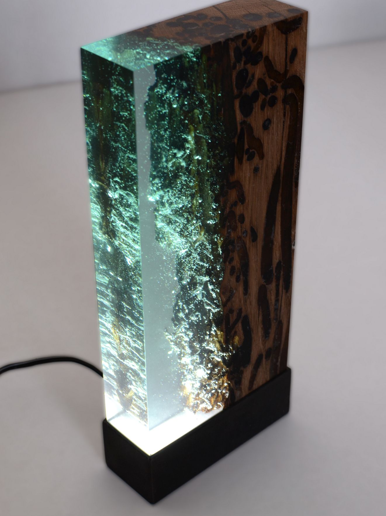 Светодиодная настольная лампа из дуба и смолы alcarol Bricola ARCH-00130784 - Вид №1