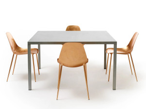 Квадратный металлический стол