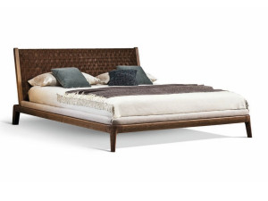 Двуспальная кровать с кожаным изголовьем