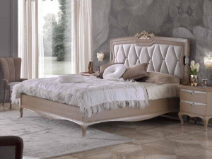 Деревянная двуспальная кровать с мягким изголовьем