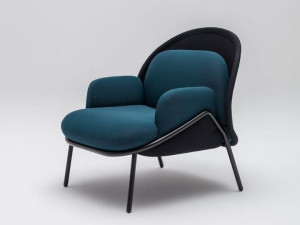 Тканевое кресло с подлокотниками