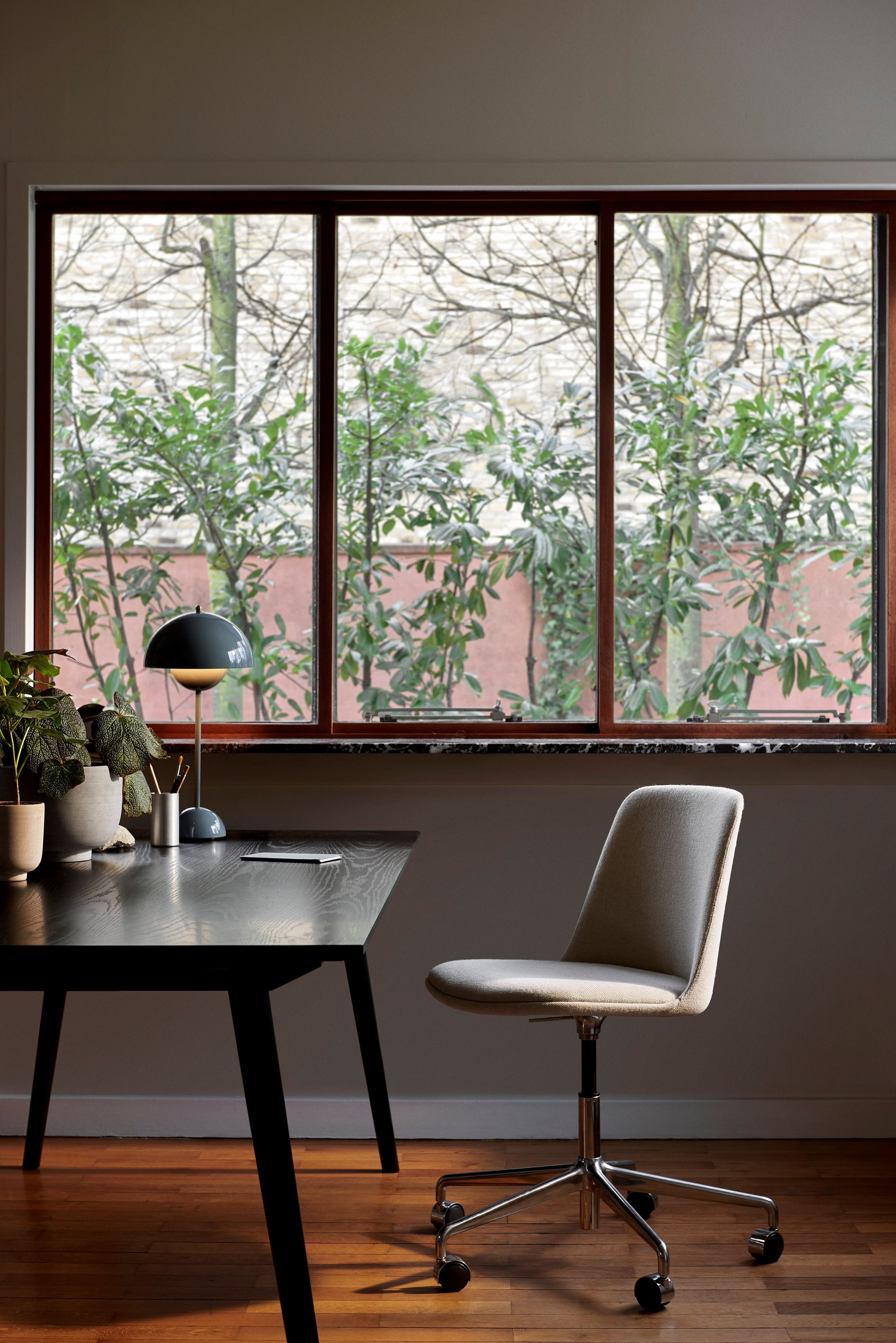 Мягкое регулируемое по высоте вращающееся офисное кресло &Tradition Rely ARCH-00030372 - Вид №4