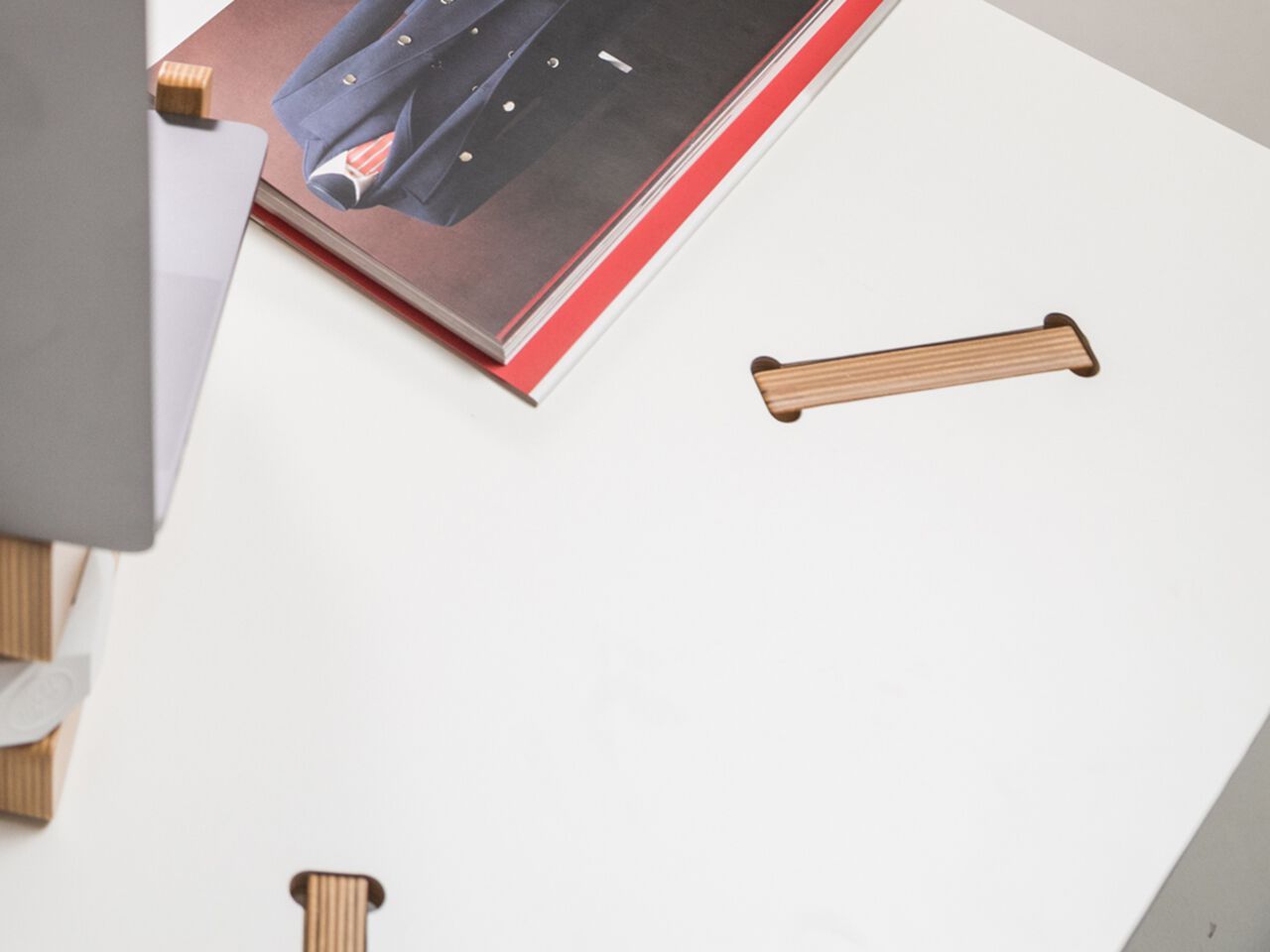 Рабочий прямоугольный стол с системой кабельных втулок Esposit Karya ARCH-00046974 - Вид №5