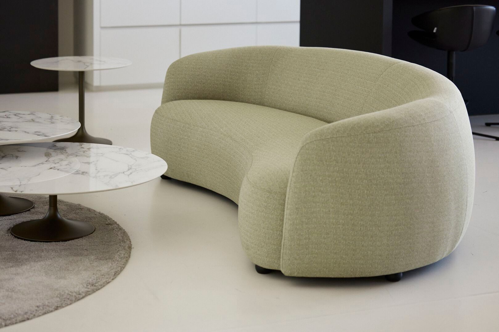 Изогнутый диван из ткани Joli оливковое дерево ARCH-00035779 - Вид №1