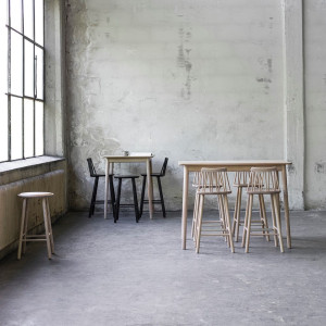 Табурет из ясеня с подставкой для ног