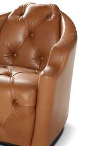 Кожаное кресло с подлокотниками