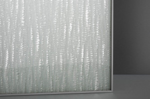 FSRT290 Стекло Vivigraphix Gleam показано в конфигурации отражения с промежуточным слоем узора из нитки жемчуга II в стандартной отделке Forms-surfaces