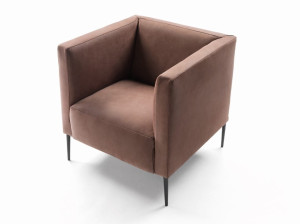 Кожаное кресло с подлокотниками