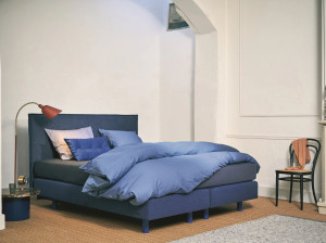 Тканевая кровать с мягким изголовьем