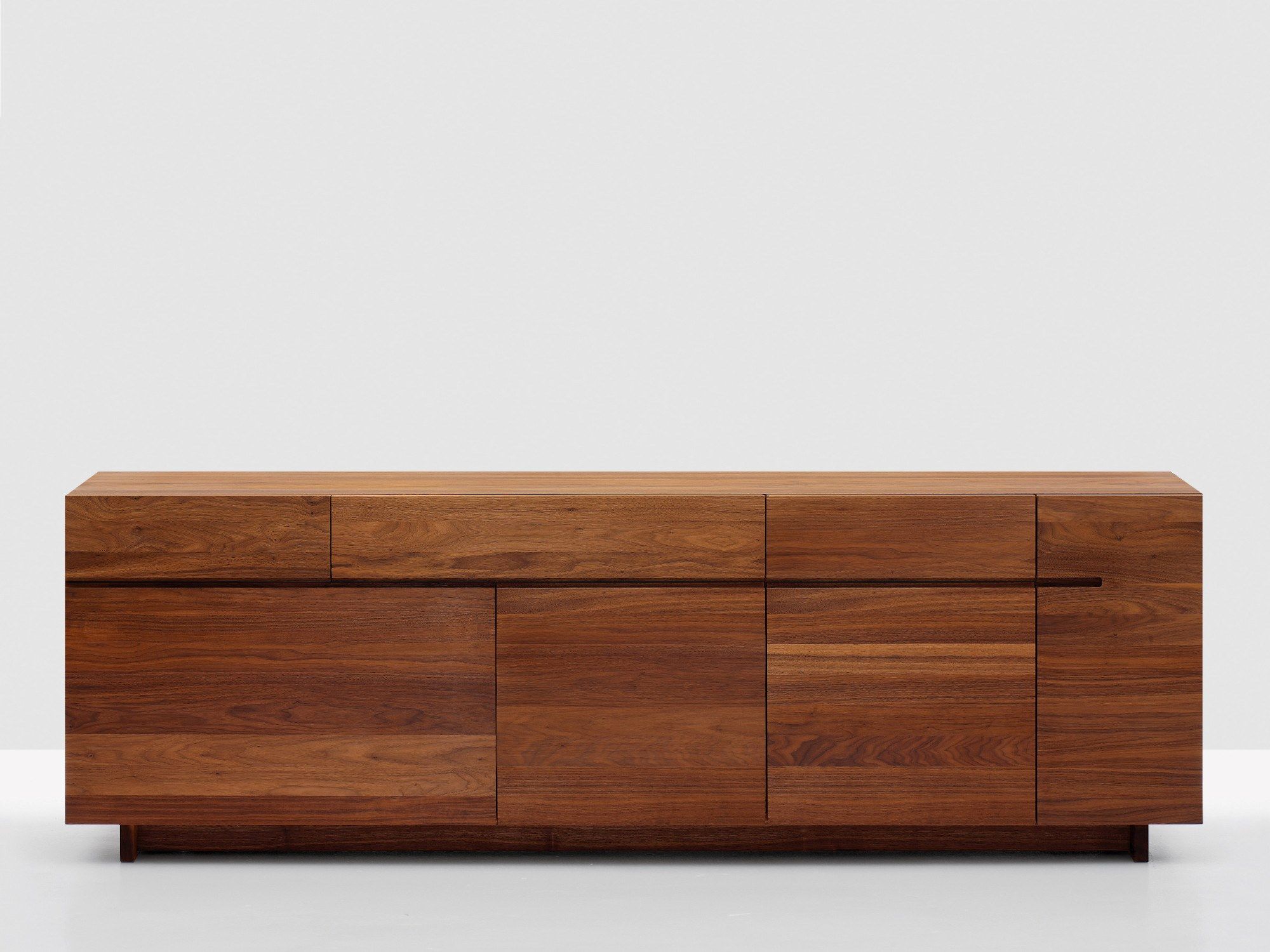 Шкаф из массива дерева с распашными дверями ZEITRAUM ARCH-00037335 - Вид №3