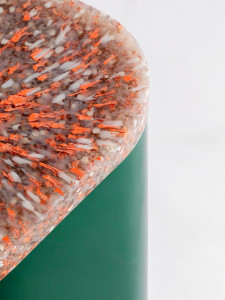 Высокий овальный журнальный столик из МДФ с столешницей из переработанного полистирола