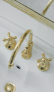 Смеситель для раковины с 3 отверстиями в классическом стиле