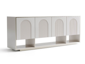 Деревянный шкаф с распашными дверями