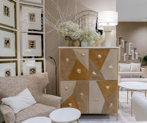 Шкаф из алькантары® и мрамора с распашными дверцами