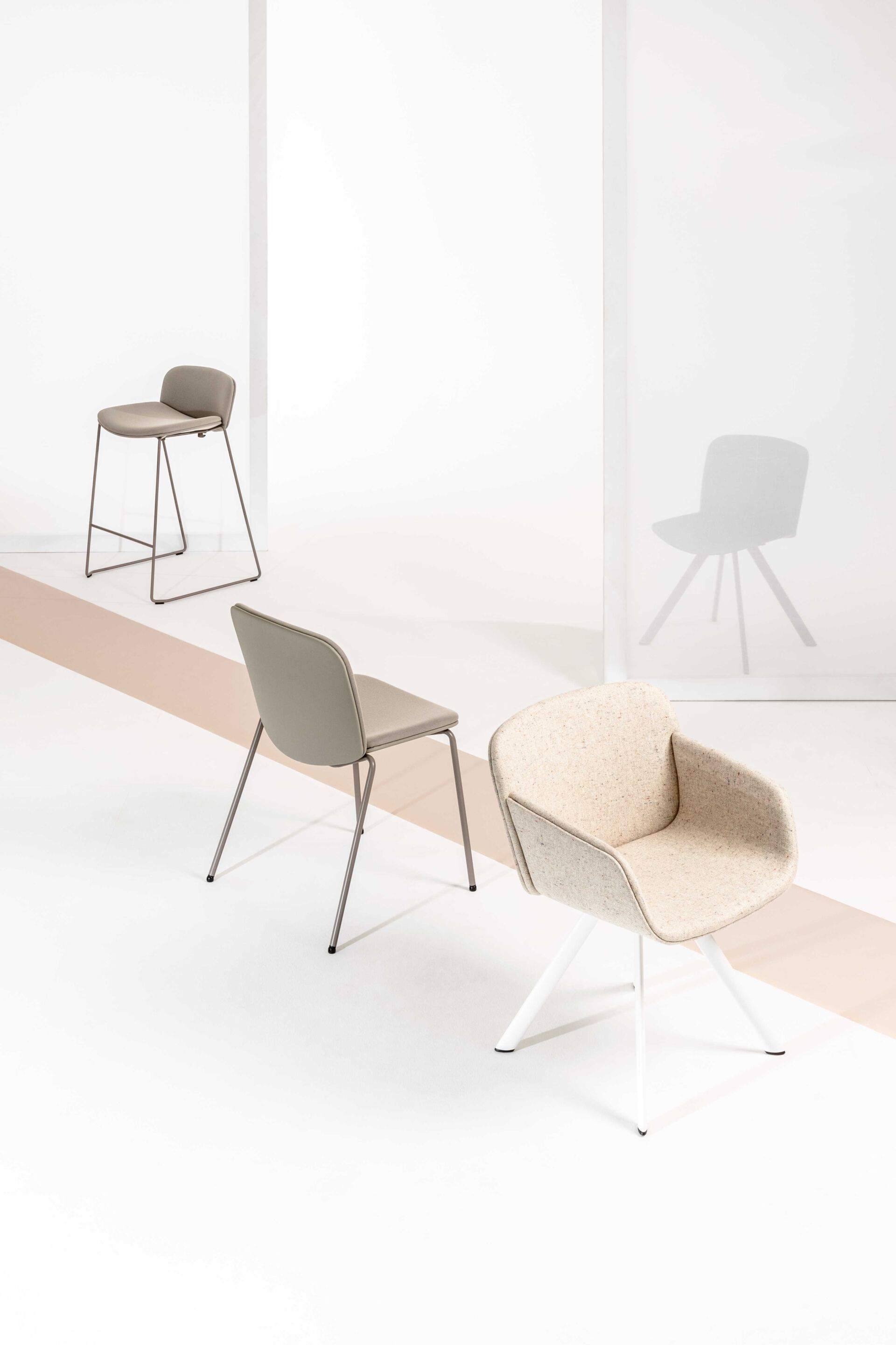 Мягкий стул на сиденье из ткани с подлокотниками VAGHI свободный мягкий ARCH-00140224 - Вид №2