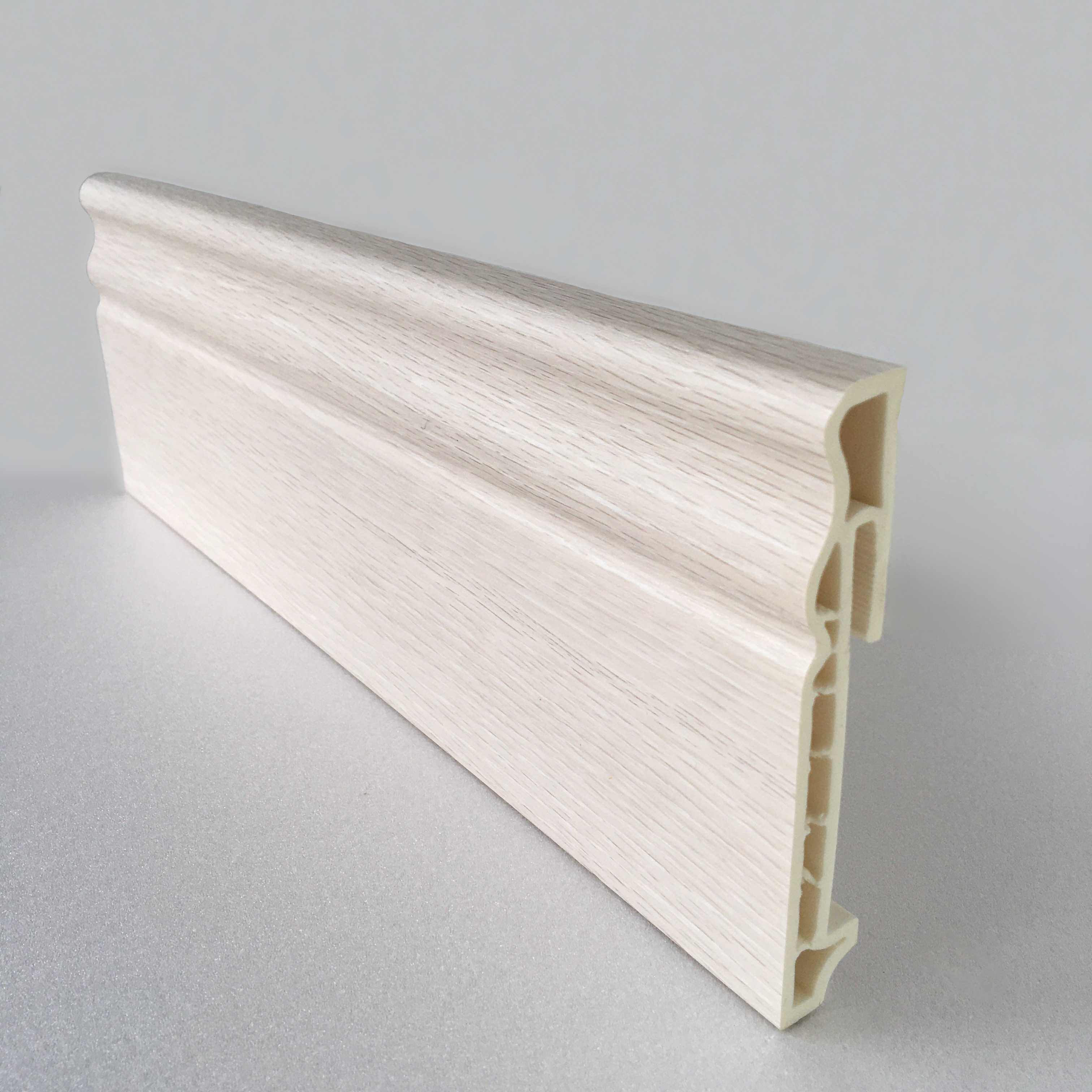 Напольный плинтус  Дуб северный 100мм DEKOR PANEL DP036