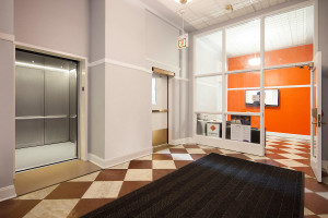 FSRT854 Интерьер лифта Levelc-2000n со вставными панелями из нержавеющей стали с алмазной отделкой и оттискным рисунком Далласа; стойки и рельсы из нержавеющей стали с алмазной отделкой; круглые поручни в северо-западном университете - 1201 дэвис, 1801 кл