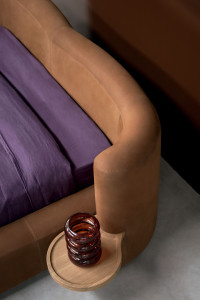 Двуспальная мягкая кровать