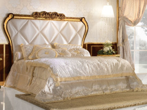 Двуспальная кровать с мягким изголовьем