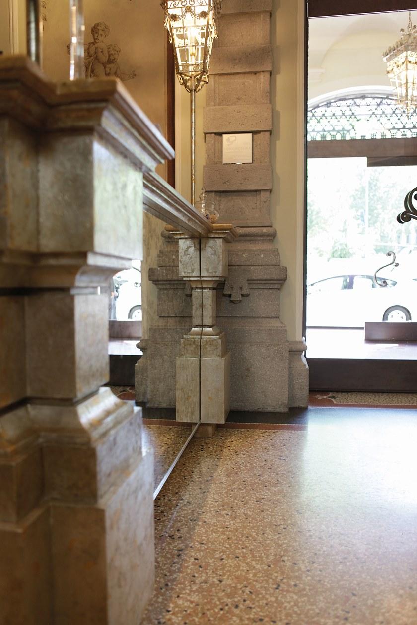 Arnaboldi Interiors Стойка администратора из мрамора и зеркала sun-id-1421397 - Вид №1