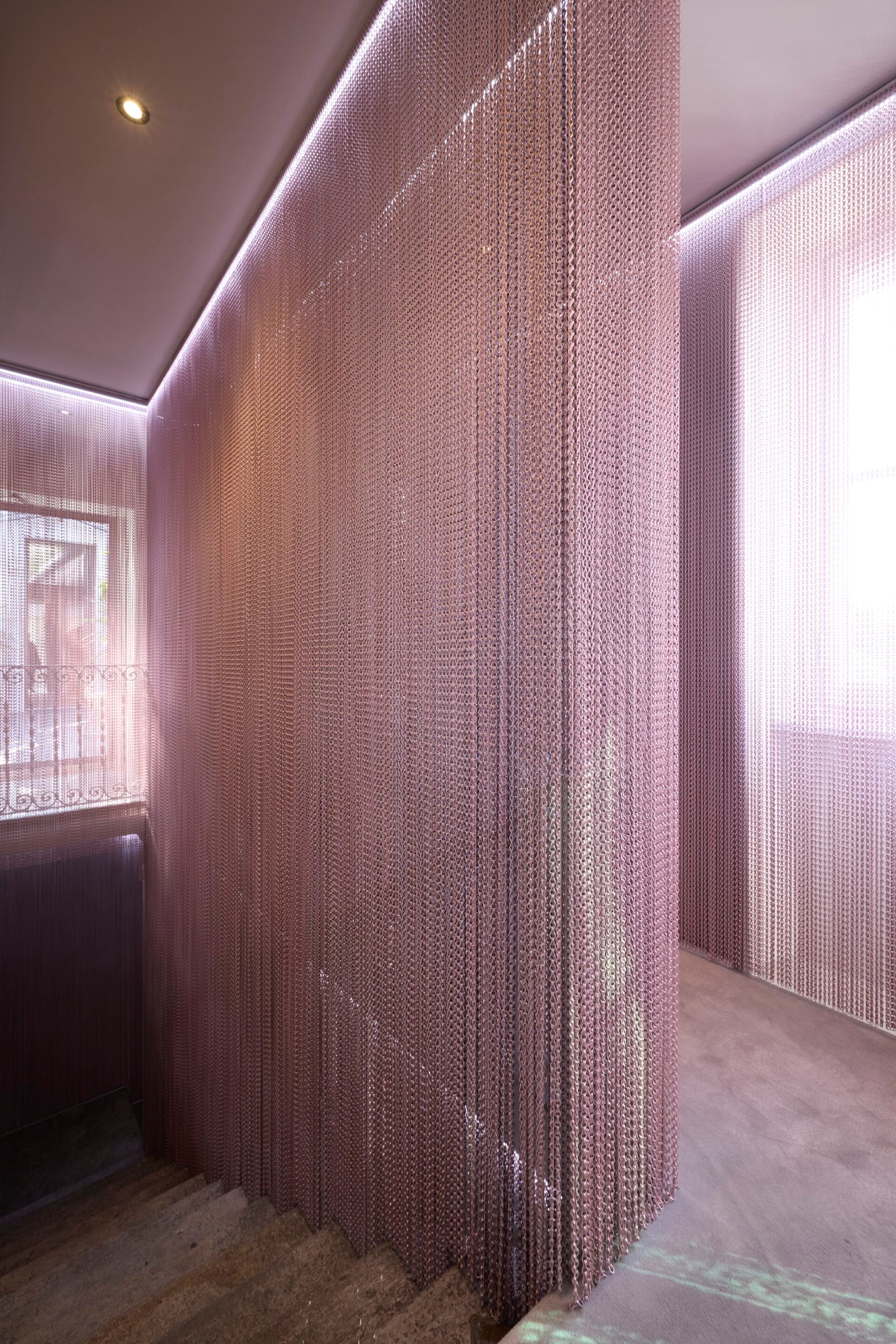 Алюминиевая проволочная палатка Kriskadecor WALLCOVERING - "À.RIA" INSTALLATION AT ARCHIPRODUCTS MILANO ARCH-00053898 - Вид №4