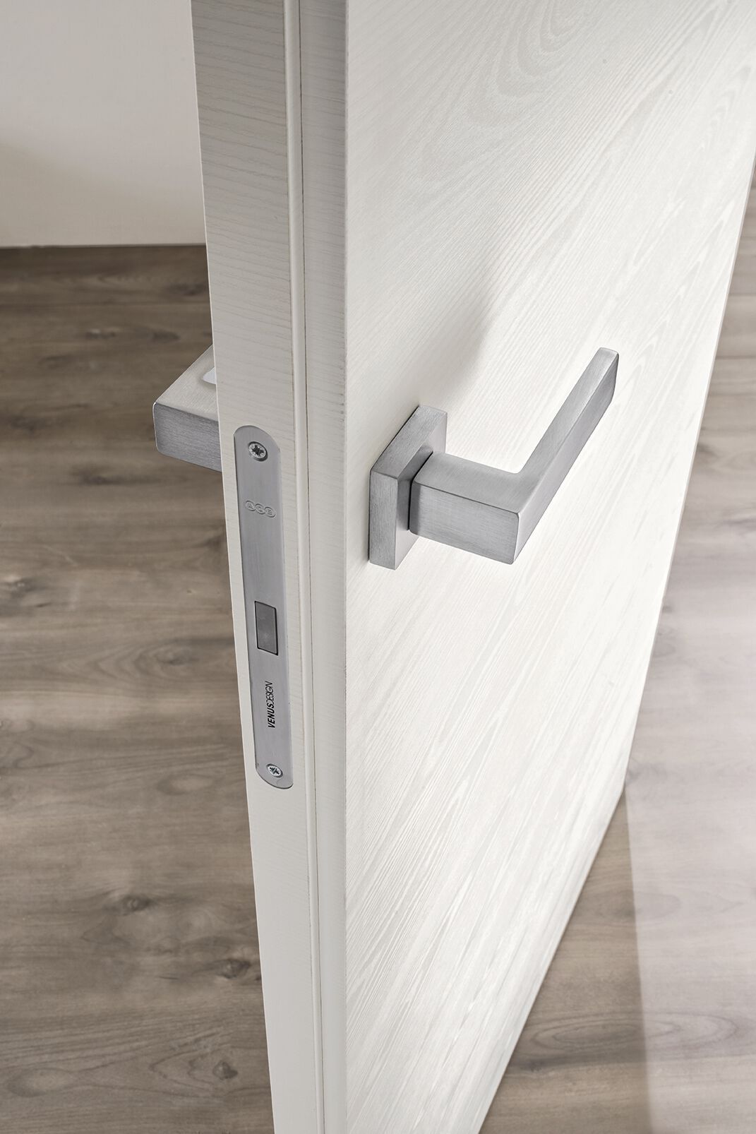 Распашная дверь с выдвижными петлями Venus Design Вера ARCH-00030364 - Вид №9