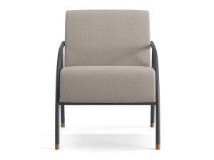 Тканевое кресло с подлокотниками